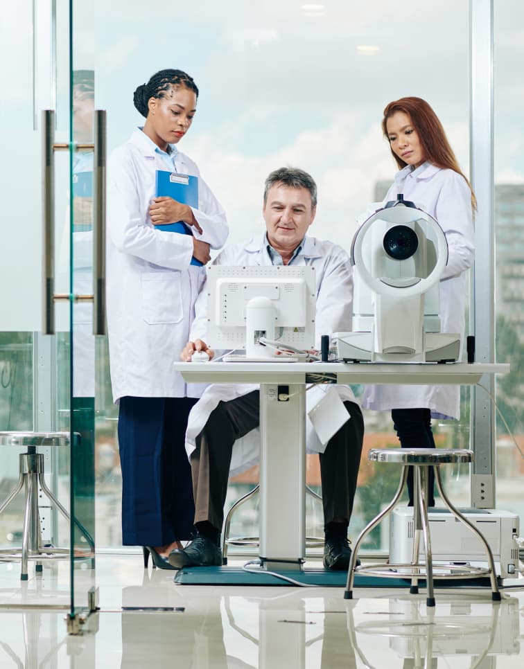 ophthalmologists-discussing-diagnosis